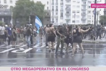 Foto de Represión frente al congreso: la Policia tiró gases y camiones hidrantes mientras avanza con la reforma laboral