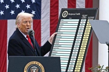 Foto de Trump eleva al 15 % los aranceles globales tras fallo de la Corte Suprema y desata tensión en el comercio mundial