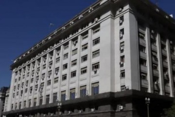 Foto de El Gobierno suma deuda en dólares y celebra mientras crece la dependencia financiera