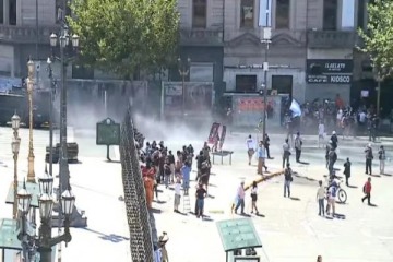 Foto de Mientras se debate la reforma laboral, las fuerzas policiales reprimen a manifestantes en las afueras del Congreso