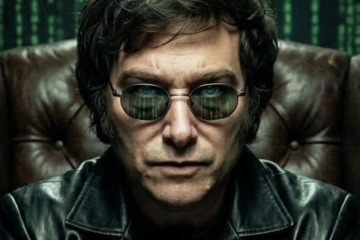 Foto de Milei se disfrazó de Neo para dinamitar la justicia social y terminó enfrentando la furia en las redes