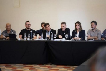 Foto de Kicillof se reunió con representantes del sector turístico y hotelero en General Pueyrredon