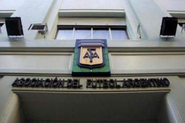 Foto de Tapia planta bandera y la AFA sostiene el paro: no habrá fecha 9 en medio del choque con el Gobierno