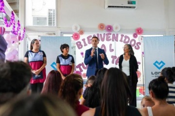 Foto de Julián Álvarez participó del acto de inicio de clases del CDI “Néstor Kirchner” en Monte Chingolo