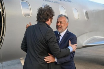 Foto de Cornejo quiso adular a Milei, pero mostró que Mendoza y 21 provincias perdieron empleo