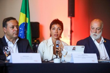 Foto de Mayra Mendoza participa en Brasil de un encuentro regional para impulsar obras hídricas al sur del conurbano