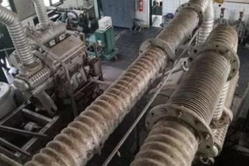 Foto de “Don chatarrín”: el Ministerio de Defensa canjeó vehículos y generadores por cuatro motoguadañas