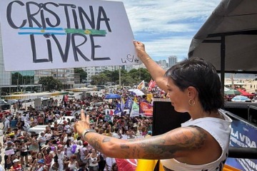 Foto de Mayra Mendoza participó del 8M en Brasil y reclamó la libertad de Cristina Kirchner