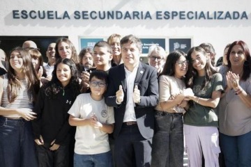 Foto de Kicillof inauguró seis escuelas en Ezeiza y marcó diferencias con Milei: “La educación no es un negocio”