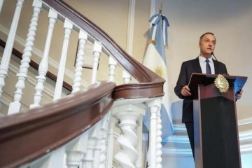 Foto de "Incluso acá hay mujeres de otros funcionarios": Adorni tira leña al fuego tras la polémica por el viaje con su esposa en la comitiva oficial