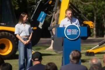 Foto de Más maquinaria para cuidar los barrios: Lomas refuerza la limpieza de cuencas y apunta al abandono nacional