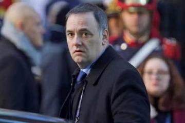 Foto de No resiste archivo: cuando Adorni atacó a un gobernador que viajaba en avión privado