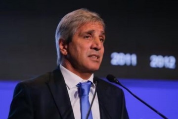 Foto de Luis Caputo salió a justificar que la inflación no baja por "un proceso de corrección de precios relativos"