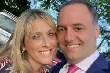 Foto de Lejos de reconocer su error, Adorni sostuvo que "no cree" que su esposa vuelva a acopañarlo: "es exponerse"