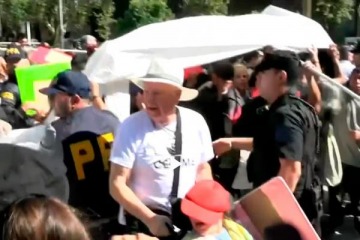 Foto de Grave: la policía reprimió una protesta de personas con discapacidad en Plaza de Mayo