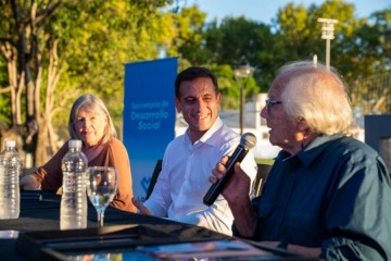 Foto de Julián Álvarez participó de una charla abierta con Pérez Esquivel en el Parque de la Memoria de Lanús