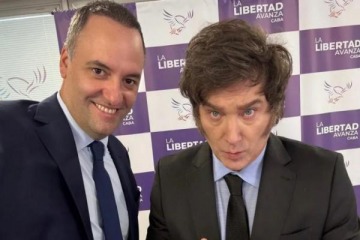Foto de "Operetas de la política": Milei defendió a Manuel Adorni tras la polémica conferencia de prensa