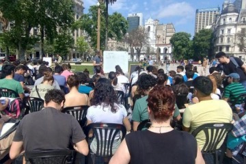Foto de Universitarios refuerzan el plan de lucha: paro y clases públicas frente al departamento de Adorni en Caballito