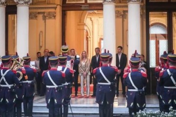 Foto de De la Marcha de San Lorenzo a ABBA sin escalas: el insólito regalo de la Orquesta de Granaderos a Karina Milei