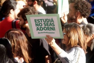 Foto de Universidades: docentes y estudiantes realizarán clases abiertas y públicas frente a una de las casas de Adorni en Caballito