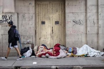 Foto de Con una leve baja, el Gobierno difundió su índice de pobreza en el segundo semestre de 2025