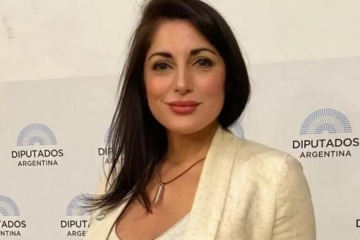 Foto de Juliana Santillán asegura haber posado junto al “embajador de Checoslovaquia”, país disuelto hace 34 años