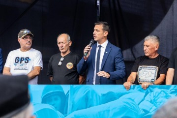 Foto de Julián Álvarez participó del desfile cívico en Lanús por el Día del Veterano y los Caídos en la Guerra de Malvinas