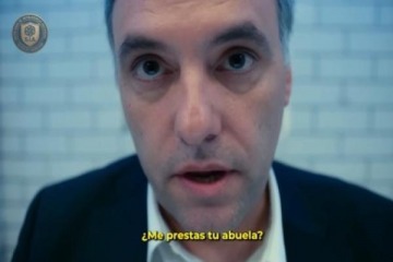 Foto de "¿Me prestás a tu abuela?": burla con IA a Adorni por las jubiladas que le financiaron el departamento sin conocerlo