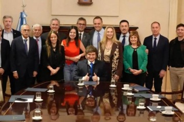 Foto de Entre los escándalos de los créditos de BNA y los viajes de Adorni, Milei arranca la semana con una nueva reunión de Gabinete