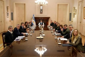 Foto de Milei encabezó una nueva reunión de Gabinete en medio del escándalo por los créditos del BNA y los viajes de Adorni