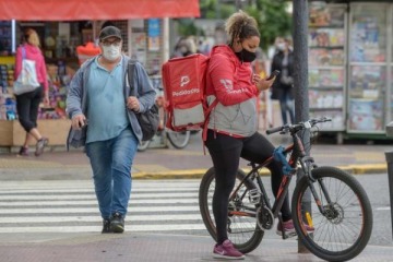 Foto de Precarización laboral: ya superan el millón las personas que trabajan como delivery o choferes de aplicación