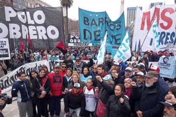 Foto de Organizaciones sociales y piqueteras realizaron una jornada de protesta ante la baja del plan social "Volver al Trabajo"