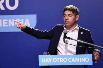 Foto de Kicillof se plantó en la UBA y acusó a Milei de integrar "una banda de chorros" que quiere vaciar la ciencia