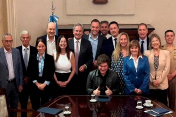 Foto de Mientras los sueldos privados y docentes se deterioran, el Gabinete de Milei se aumentó más de 120% en cinco meses