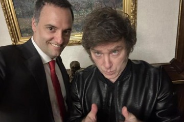 Foto de Milei golpeado, sigue en caída libre en las encuestas en el medio del escándalo de Adorni: solo un 30% lo reelegiría