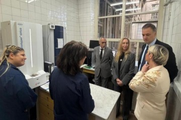 Foto de Con un fuerte operativo de seguridad, Karina Milei se mostró con Manuel Adorni y Mario Lugones en el Malbrán