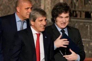 Foto de Javier Milei y Luis Caputo exponen ante empresarios en AmCham Summit 2026