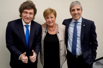 Foto de El FMI pronostica menos crecimiento y el doble de inflación para 2026 mientras Caputo viaja a destrabar un nuevo desembolso