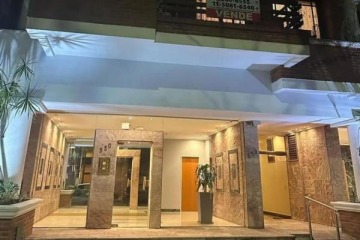 Foto de Citaron a declarar al encargado del edificio donde vive Manuel Adorni en la causa por corrupción política