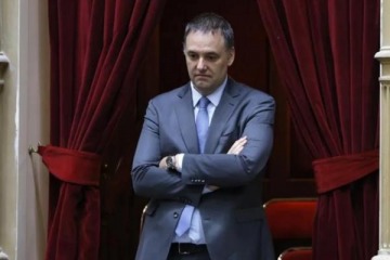 Foto de No resiste archivo: Adorni tuiteó desde sus vacaciones en Aruba que "no estaba de vacaciones"