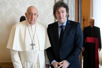 Foto de Tras calificarlo de "imbécil", Milei homenajeó a Francisco a un año de su muerte