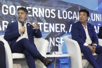 Foto de Fernando Espinoza y Axel Kicillof denuncian la situación crítica de los municipios y las provincias.