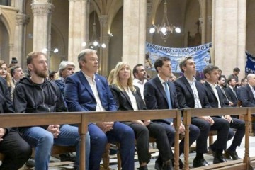 Foto de Axel Kicillof se mostró junto a intendentes en Luján y reivindicó el legado de Francisco frente al clima de odio y ajuste