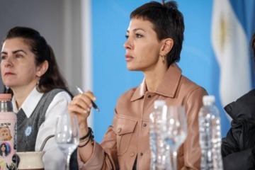 Foto de "Gobiernan para ellos mismos": Mayra Mendoza cruzó a Milei y a su Gabinete por la cena anual de la Fundación Libertad