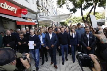 Foto de Intendentes encabezaron una movilización a Capital Humano y presentaron un documento por fondos adeudados