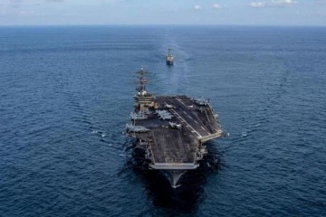 Foto de Milei visitó un portaaviones de EE.UU. frente a Mar del Plata y refuerza su giro estratégico hacia Washington