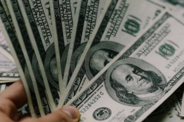 Foto de El dólar bajó y terminó la semana por debajo de los $1400 pero la calma cambiaria sigue endeble