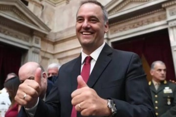 Foto de Los números no cierran: pese a su "salario congelado" de 3 millones de pesos, Adorni gastó en dos años casi mil millones