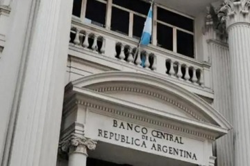 Foto de El relato de acumulación de Bausili: el BCRA compra dólares pero no logra sostenerlos