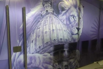 Foto de Polémica en el Congreso: La Libertad Avanza ploteó una sala con un león violeta